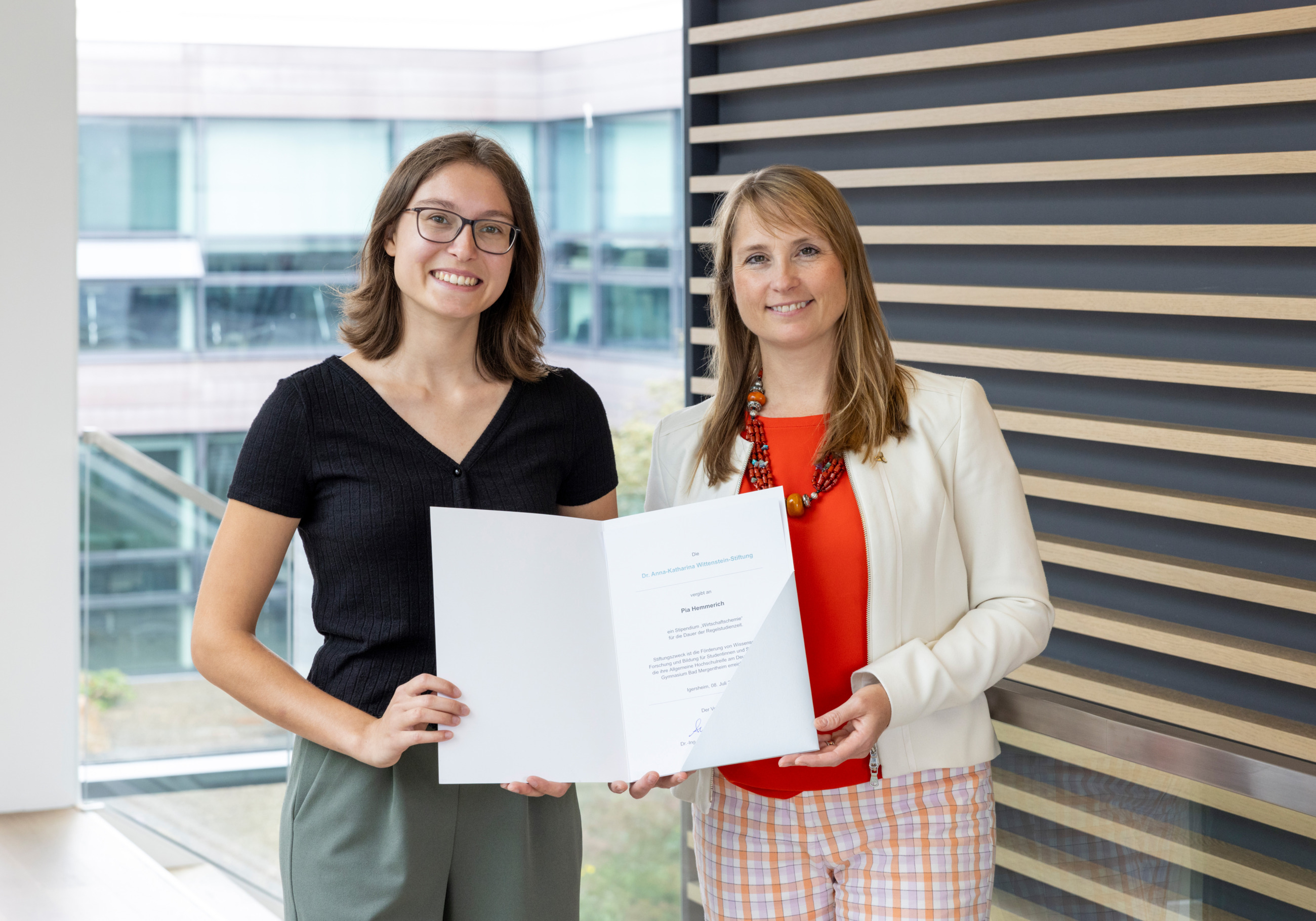 Pia Hemmerich mit Dr. Anna-Katharina Wittenstein